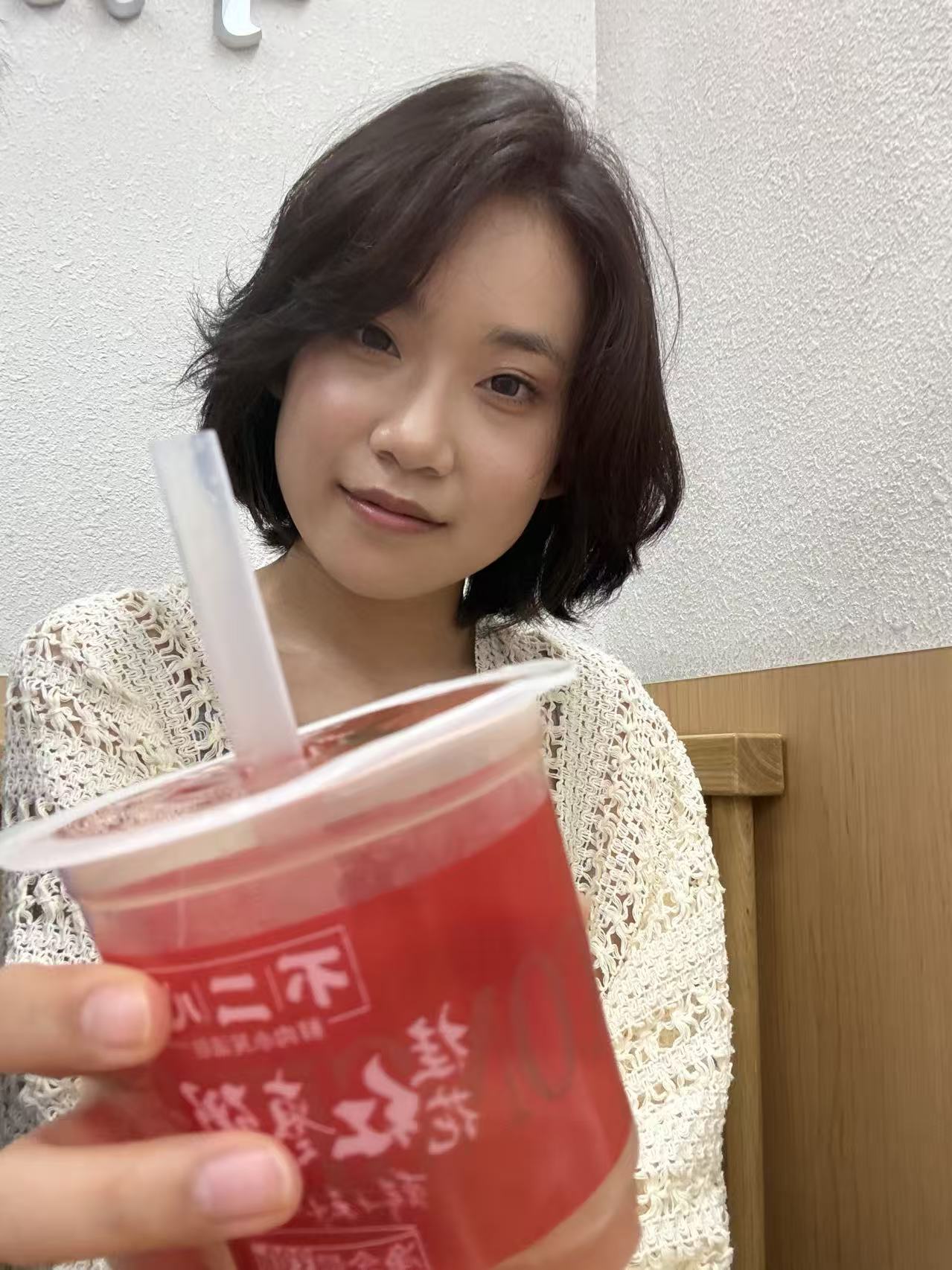 单小猪拿着红色饮料的照片